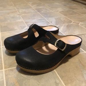 Dansko Burnished Nubuck clogs Size 37 (6.5-7)